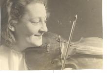 Anyám hegedűvel